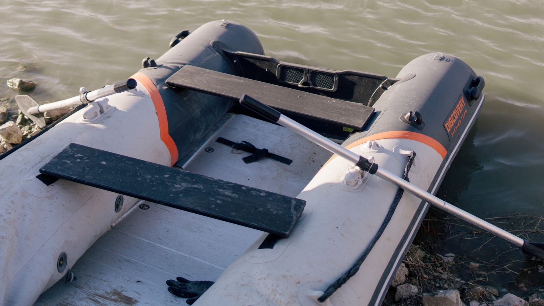 J’ai laissé mon float tube gonflé à bloc sur la berge juste le temps d’un casse-croûte : en revenant au soleil de midi, il...